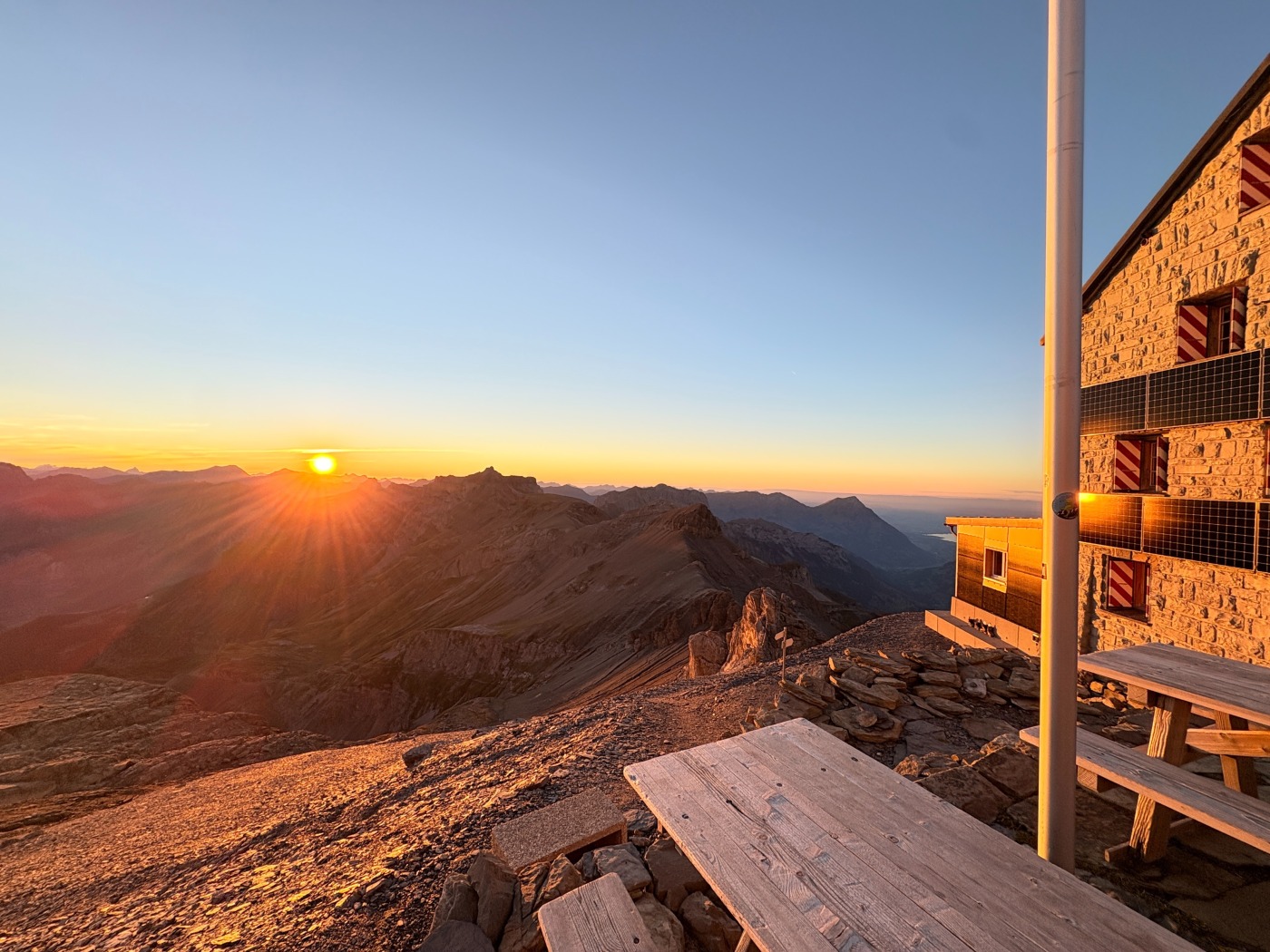 Sonnenuntergang auf der Blüemlisalphütte